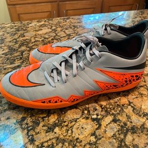 NIKE HYPERVENOM 2 INDOOR SOCCER SNEAKER USED